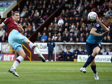 Sam Vokes (l.)