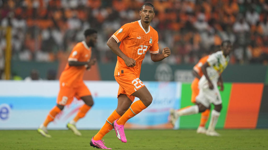 Sébastien Haller (l) von der Elfenbeinküste im Kopfballduell mit Semi Ajayi.